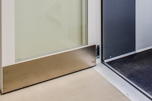 goods-lift-a8000-kick-plate-1170x700px